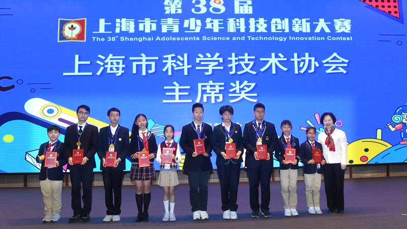 将智能客服集成到微信小程序或公众号中。具体操作步骤如下：